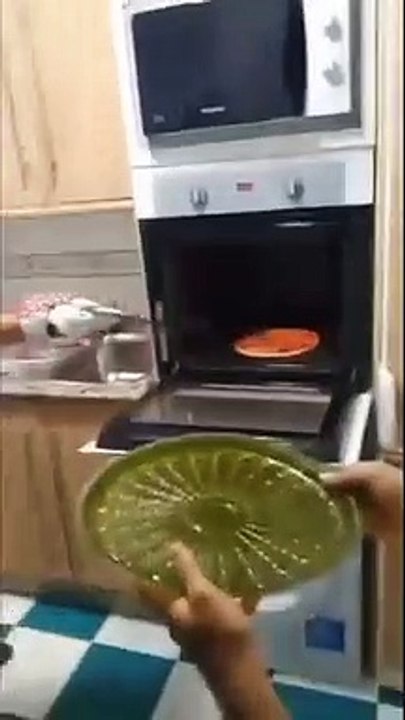 Quando encomendas uma pizza e ela chega toda desconchavada... provavelmente é isto o que acontece!