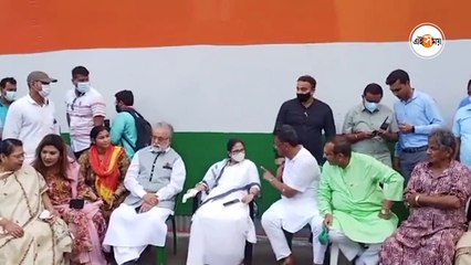 ২১-এর মঞ্চে মমতা বন্দ্যোপাধ্যায়ের সঙ্গে হাজির তৃণমূল নেতারা