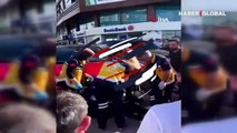 İstanbul Sultanbeyli'de sürücüsünün kontrolünü kaybettiği otomobil, yoldan geçen vatandaşlara çarptı