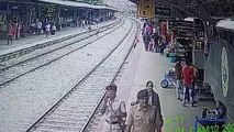 بالفيديو.. إنقاذ رجل من الدهس قبل ثوان من مرور قطار سريع