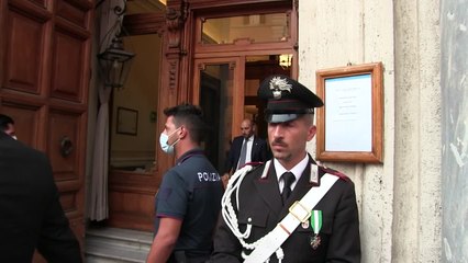 .Governo; "Papeete bis?", Salvini non risponde e lascia il Senato