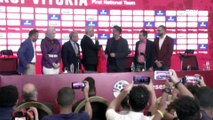 اتحاد كرة القدم يعقد مؤتمرا صحفيا لتقديم المدير الفني الجديد للمنتخب الوطني الأول روي فيتوريا