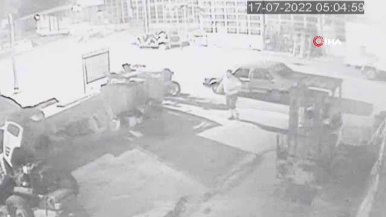 Bayram tatilini fırsata çeviren hırsız, aynı iş yerini hem 3 kez soydu hem de tuvaletini yaptı...O anlar kamerada