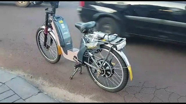 Mulher fica ferida em colisão envolvendo carro e bicicleta elétrica