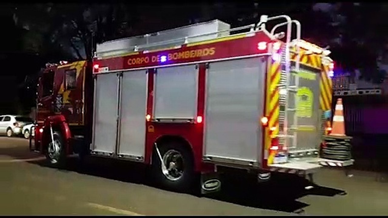 Veículo Palio tem a parte frontal completamente destruída em incêndio na Rua Salgado Filho, no Centro