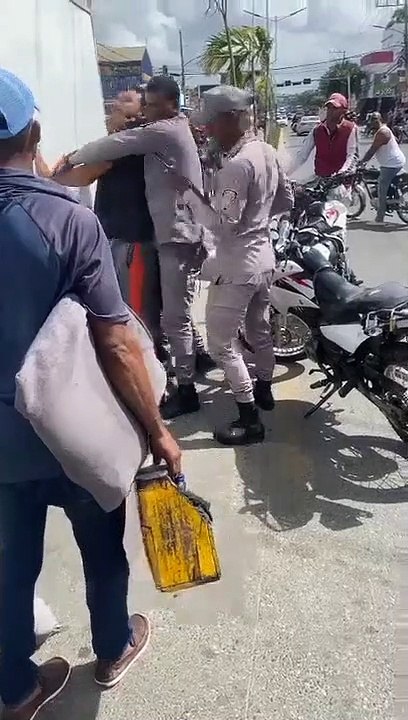 Policías y civiles, a trompadas en plena vía pública por supuesto choque