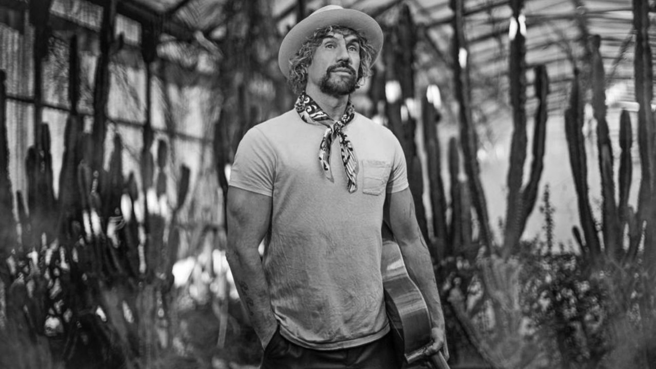 Divertida charla con Macaco, el cantante de letras rebeldes que canta al amor