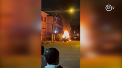 Video herunterladen: Carro é incendiado nos arredores da Vila Belmiro após jogo do Santos