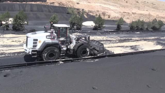 Gaziantep haberleri... GAZİANTEP - Atık su birikintisi nedeniyle kapanan TAG Otoyolu'nda temizlik çalışması sürüyor (5)