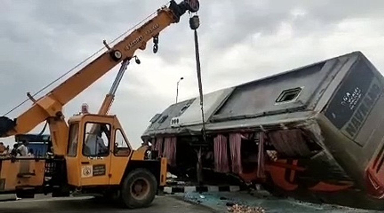 एनएच-52 पर इंदौर से कोटा आ रही बस पलटी, बाल-बाल बचे यात्री, चार गंभीर घायल