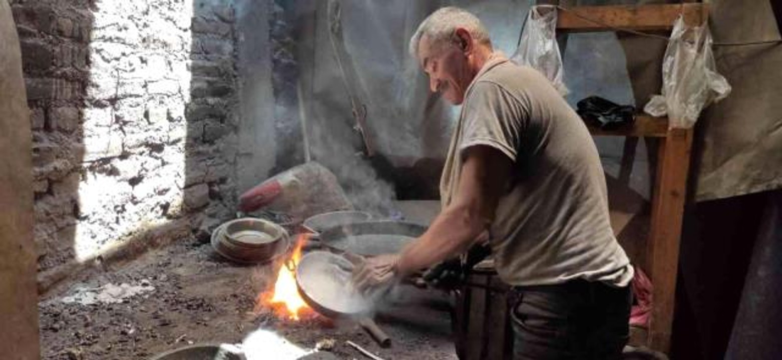Ömrünü adadığı mesleğini kavurucu ateşin karşısında sürdürüyor