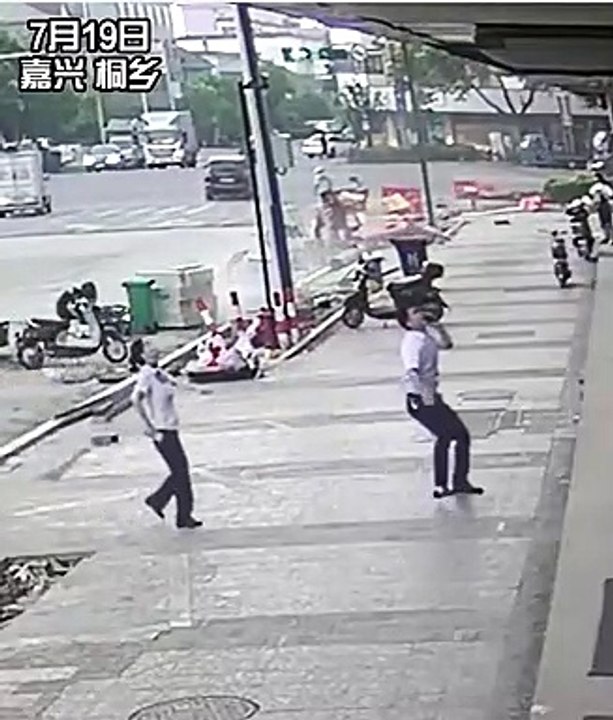 Un homme rattrape une fillette qui tombe du 6e étage d'un immeuble