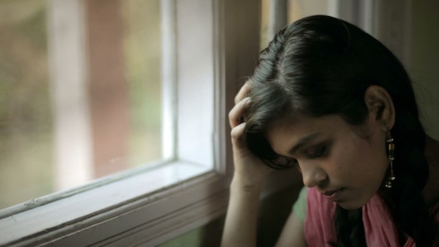 Elle salue un policier tous les jours, il inspecte sa maison et découvre une histoire folle