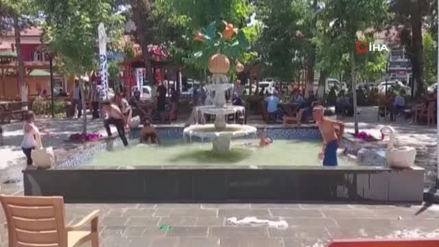 Termometreler 35 dereceyi gördü, sıcaktan bunalan çocuklar çareyi süs havuzunda buldu