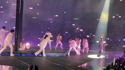 شاهدي لحظة سقوط شاشة عملاقة على أعضاء فرقة Mirror .. فيديو مروع