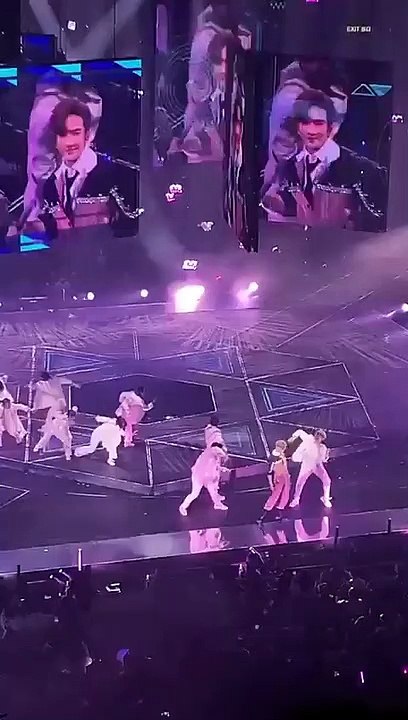 Una pantalla gigante cayó sobre dos músicos del grupo pop Mirror