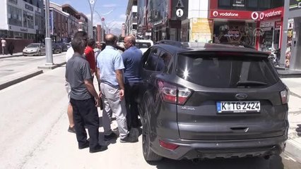 Otomobilin kapısına sıkışan kediyi itfaiye kurtardı