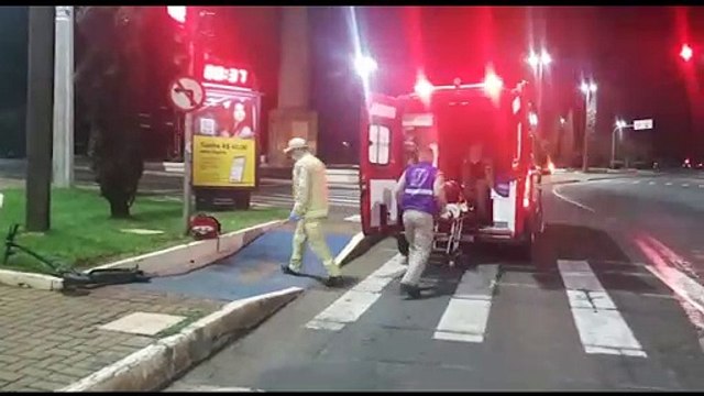 Jovem fica ferida ao passar por guia rebaixada e sofrer queda de patinete, no Bairro São Cristóvão