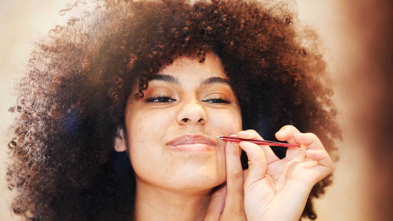 Hexenhaar: So wirst du die borstigen Härchen am Kinn los