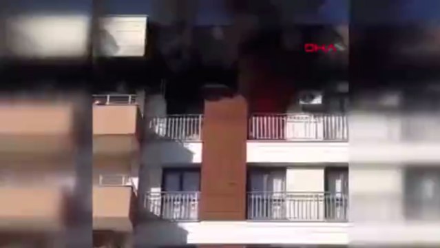 Yangında balkonda mahsur kalan aileyi itfaiye kurtardı