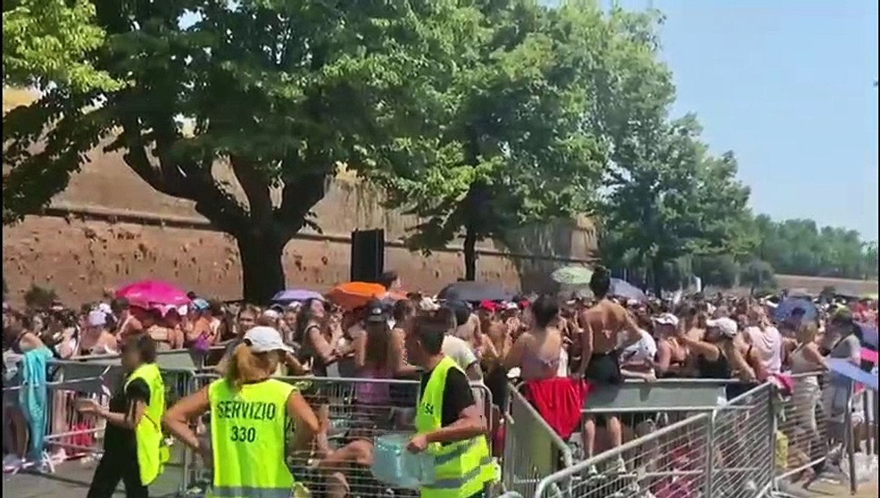 Lucca, concerto di Blanco: coda dei fan fin dal mattino sotto un caldo torrido