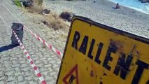 SI SBRICIOLA LA CICLABILE, AUTO IN SPIAGGIA