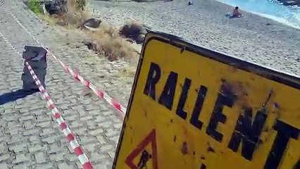 SI SBRICIOLA LA CICLABILE, AUTO IN SPIAGGIA