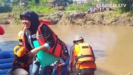 Puluhan Siswa di Lengkongjaya Sebrangi Sungai Cimanuk dengan Perahu Karet