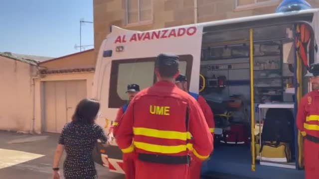 Margarita Robles recibe las quejas de la teniente alcalde de Tábara durante su visita al centro de mando de la UME