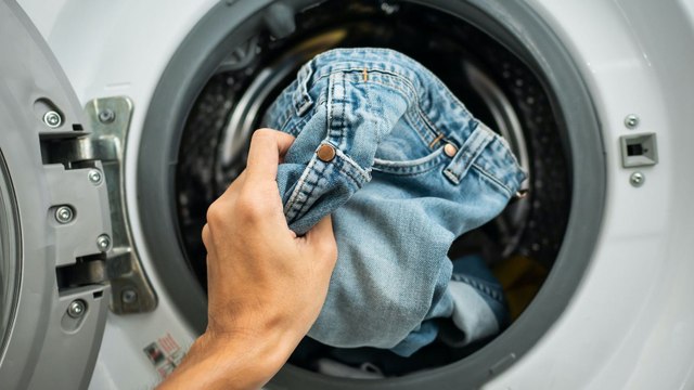 « Ne lavez plus (trop) vos jeans ! » : 5 conseils pour faire durer ses vêtements