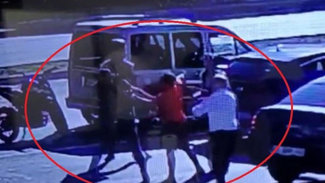 Trafikte yol verme tartışmasında polis memuru bıçaklandı