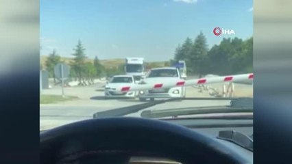 Başkent'te sürücü kursu araçlarının hemzemin geçitten bariyer kapalı iken geçişleri 'pes' dedirtti
