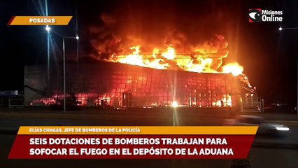 Seis dotaciones de bomberos trabajan para sofocar el fuego en el depósito de la aduana