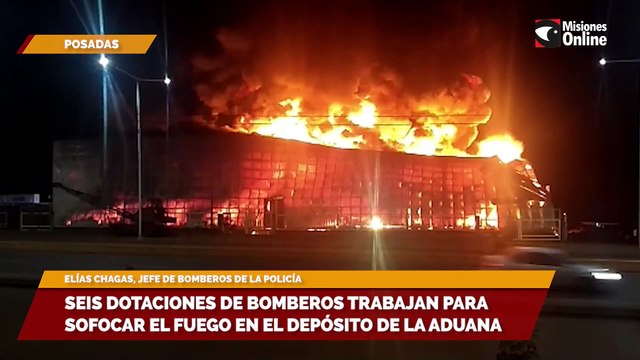 Seis dotaciones de bomberos trabajan para sofocar el fuego en el depósito de la aduana