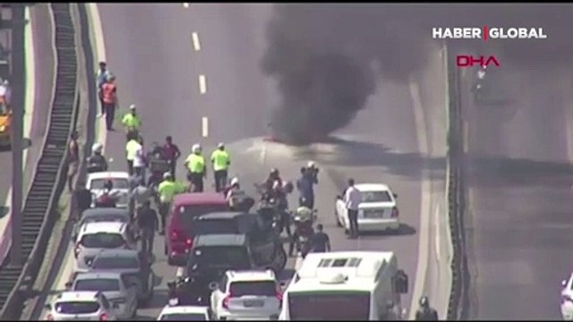 15 Temmuz Şehitler Köprüsü girişinde bir motosiklet alev alev yandı