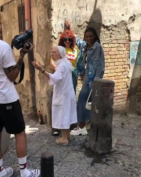 Parte 2 - Freira interrompe beijo entre duas atrizes durante ensaio de fotos