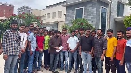 —प्रश्न पत्रों के फटे लिफाफे और एप की जांच की मांग को लेकर अभ्यर्थियों का प्रदर्शन