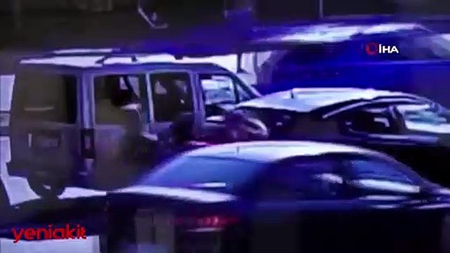 Yol verme tartışmasında polis memuru bıçaklandı! O anlar kamerada