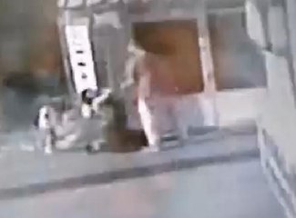 EŞİNİ ÇOCUKLARININ GÖZÜ ÖNÜNDE SOKAK ORTASINDA DARBETTİ