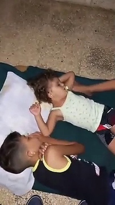 Así cuida el sueño de sus hijos un padre cubano