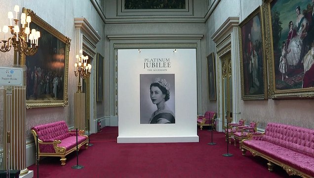 Buckingham Palace rouvre au public avec une exposition de portraits et bijoux de la reine