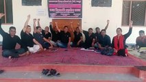 काले कपड़े पहन प्रदर्शन: ग्राम विकास अधिकारी संघ का सरकार के खिलाफ  आंदोलन