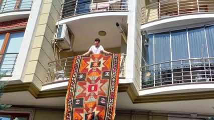 Değeri 10 bin dolar! Çalınan 100 yıllık halı bulunup sahibine teslim edildi