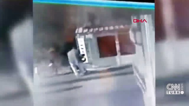 Bursa'da sokak ortasında dehşet! Eşini çocuklarının gözü önünde darbetti