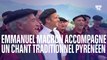 En déplacement dans les Hautes-Pyrénées, Emmanuel Macron accompagne la chorale pour un traditionnel chant pyrénéen