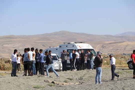 Son dakika gündem: SERİNLEMEK İÇİN VAN GÖLÜ'NE GİREN ÇOCUKLAR AKINTIYA KAPILDI: 3 ÖLÜ