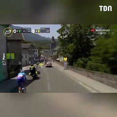 Tour de France : un coureur fait une chute spectaculaire à cause d'une voiture