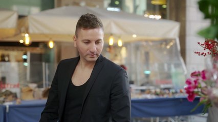 Ariel, en su primer videoclip grabado en el Arco de la Paz de Milán, interpretando el tema 'Giulia' que cantaba a capella para los presos del Centro Penitenciario Murcia I.