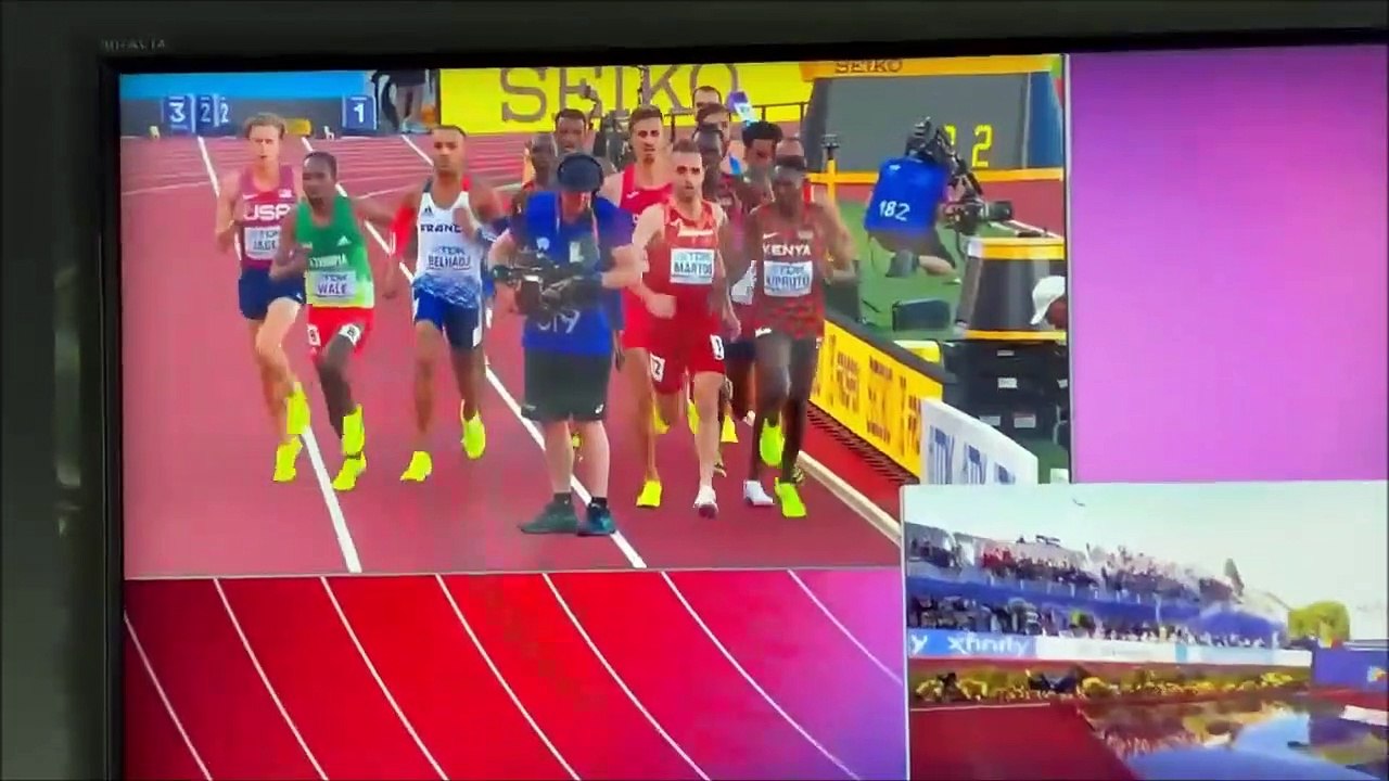 Un cameraman se retrouve sur la piste pendant le 3000m steeple