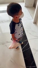 Đi công viên, Bo Thúi mang theo cơm thừa cho cá ăn